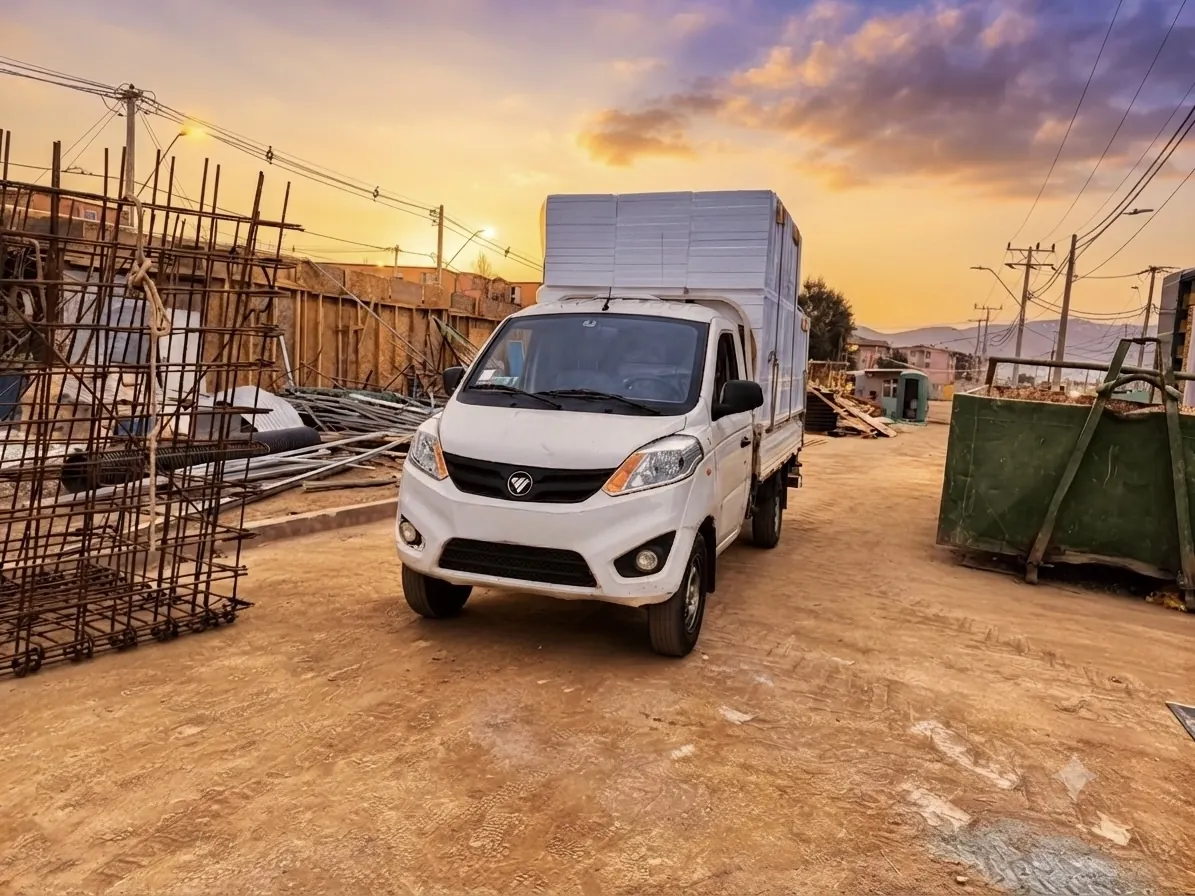 Camión de Fletes Contigo realizando transporte de materiales en una obra de construcción en Santiago